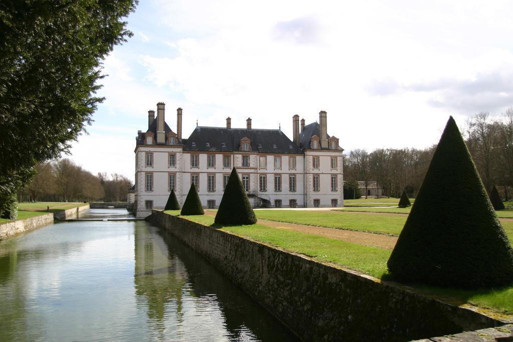 Chateau-Hotel De Bourron Exteriör bild